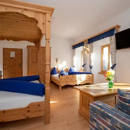 Crusch Alba Auf Der Strassenseite Sta Maria