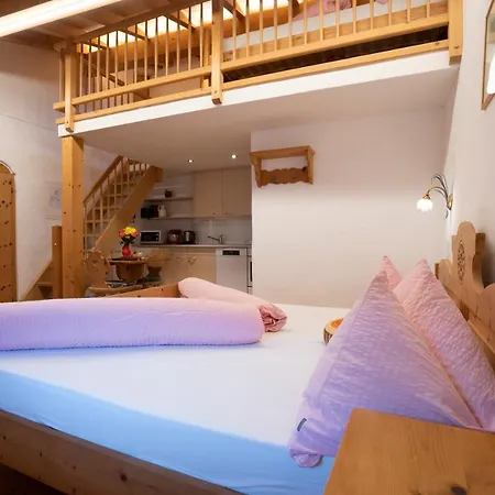 Crusch Alba Auf Der Strassenseite Sta Maria アパート *