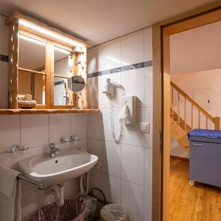 Crusch Alba Auf Der Strassenseite Sta Maria アパート *