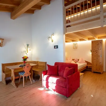 Crusch Alba Auf Der Strassenseite Sta Maria