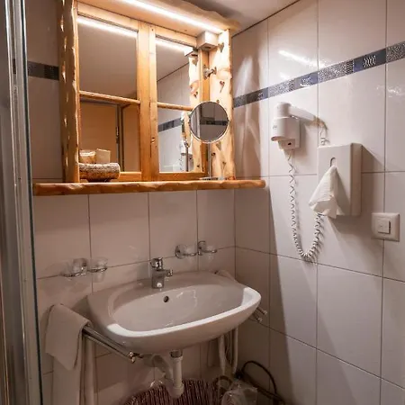 Crusch Alba Auf Der Strassenseite Sta Maria アパート *