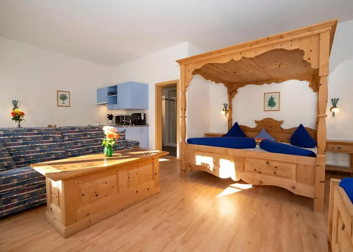 Crusch Alba Auf Der Strassenseite Sta Maria Apartman