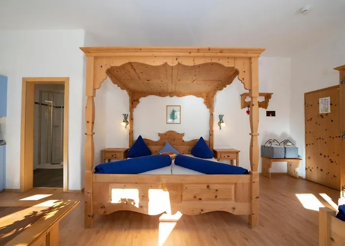 Crusch Alba Auf Der Strassenseite Sta Maria Apartman