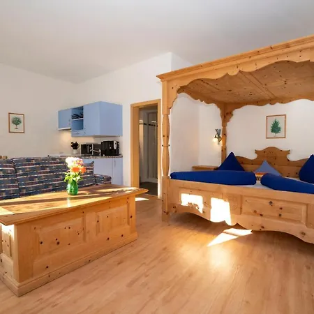 Crusch Alba Auf Der Strassenseite Sta Maria 아파트