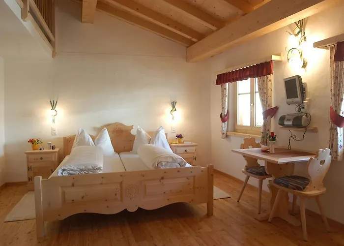 Crusch Alba Auf Der Strassenseite Sta Maria Apartman