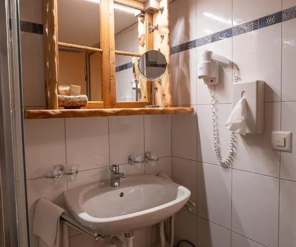 Crusch Alba Auf Der Strassenseite Sta Maria Apartman *